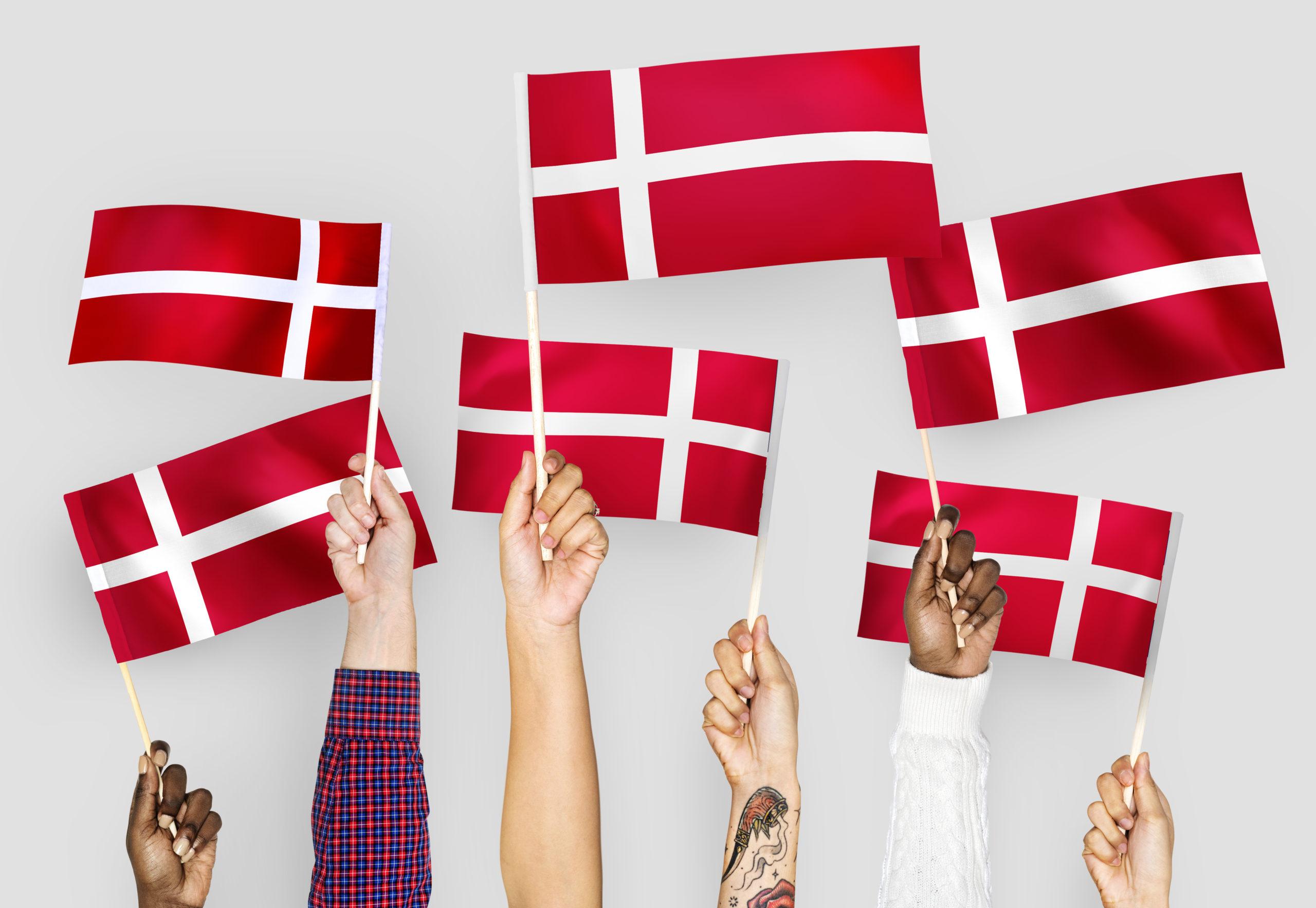 Wybierając studia w Danii, warto zapamiętać charakterystyczny wygląd flagi duńskiej