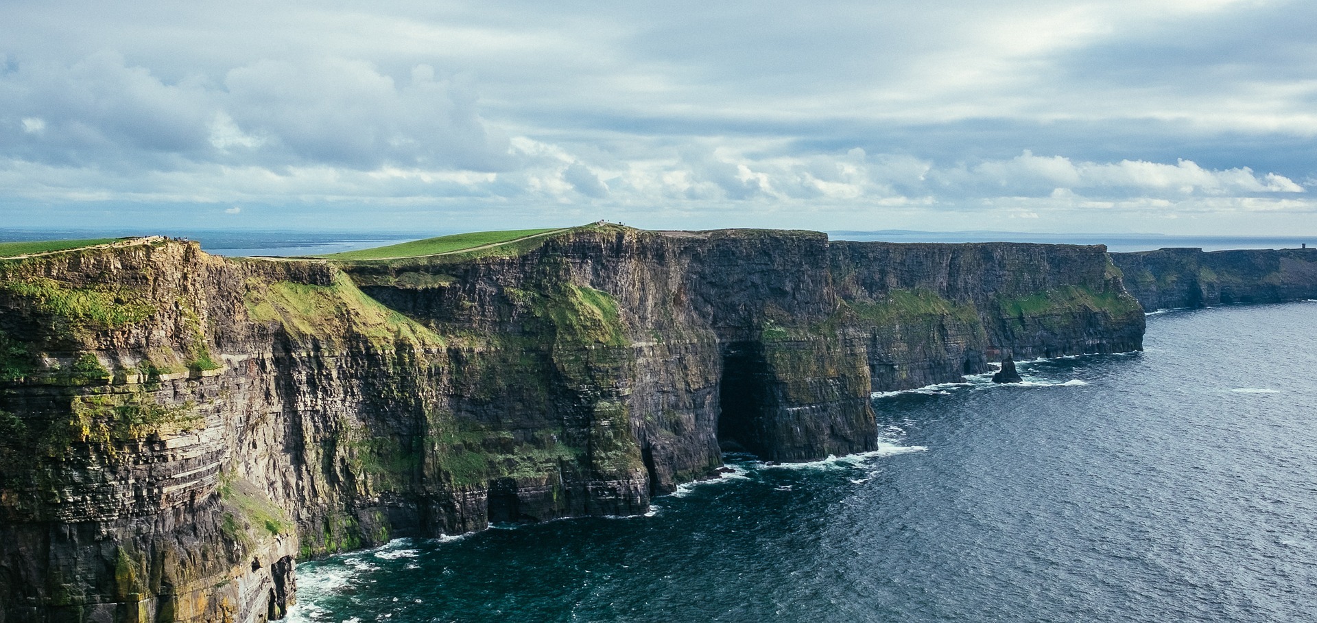 Studenci zagraniczni wybierający studia w Irlandii bardzo chętnie odwiedzają Cliffs of Moher