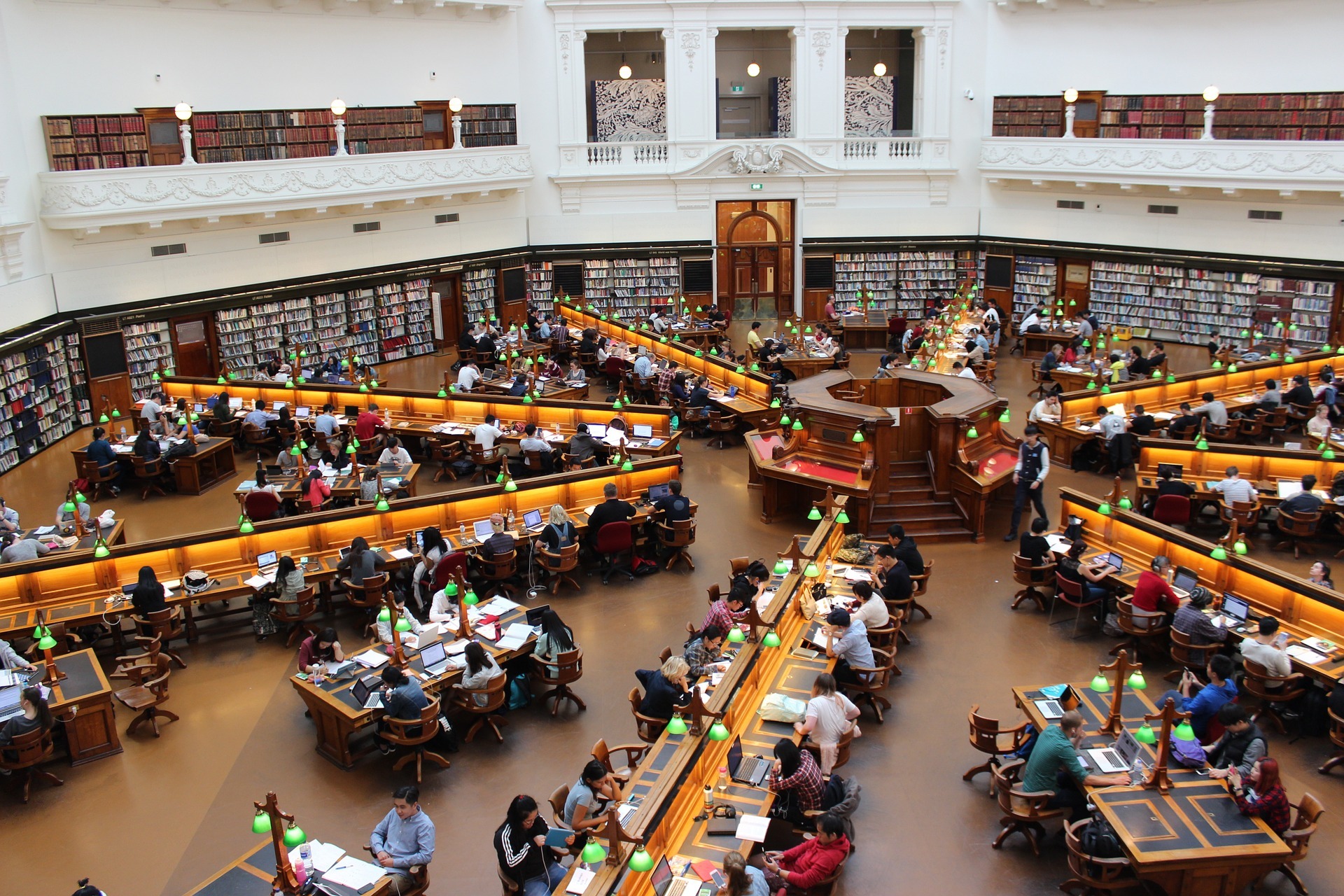 Biblioteka na uczelni jest miejscem gdzie można spotkać wielu studentów z różnych kierunków w szkocji