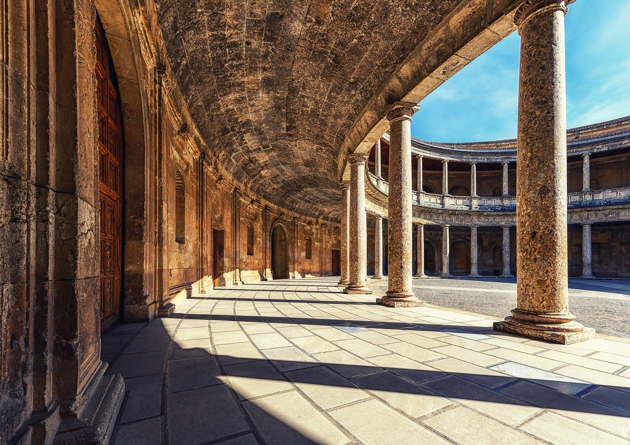 Granada jest jednym z popularnych miejsc do studiowania w Hiszpanii