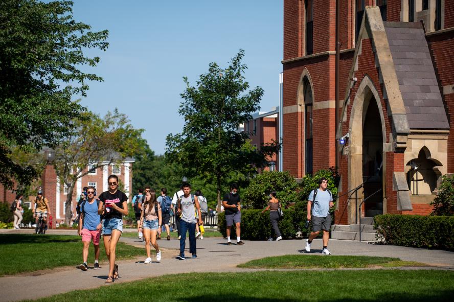 Tufts University oferuje przeszło dziewięćdziesiąt programów studiów licencjackich oraz sto sześćdziesiąt magisterskich.