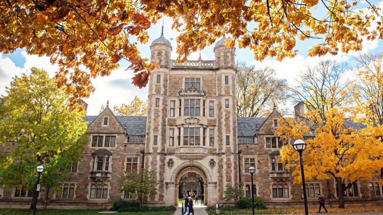 Jedną z najlepszych uczelni w Stanach Zjednoczonych jest Uniwersytet w Michigan, która może pochwalić się naprawdę długą historią, rozpoczynającą się 26 sierpnia 1817 roku.
