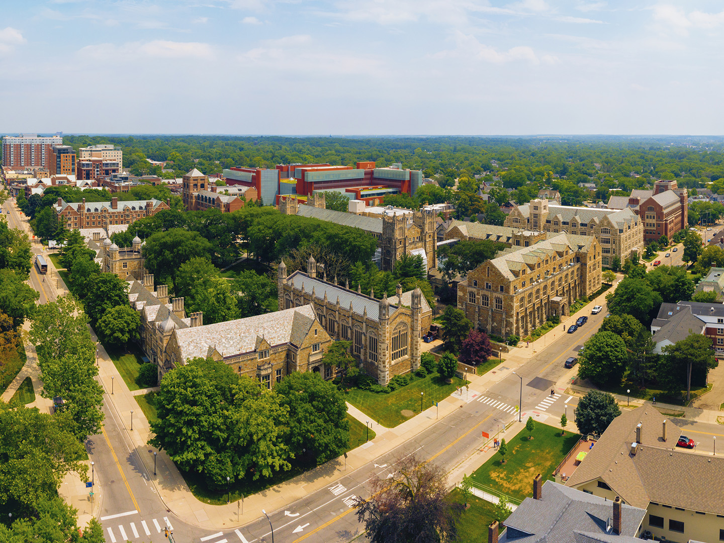 University of Michigan kampus, uczelnia. To jedna z tych uczelni amerykańskich, które cieszą się bardzo dobrą opinią wśród pracodawców.